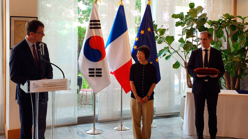 Keum Suk Gendry-Kim recebe alta honraria do governo francês